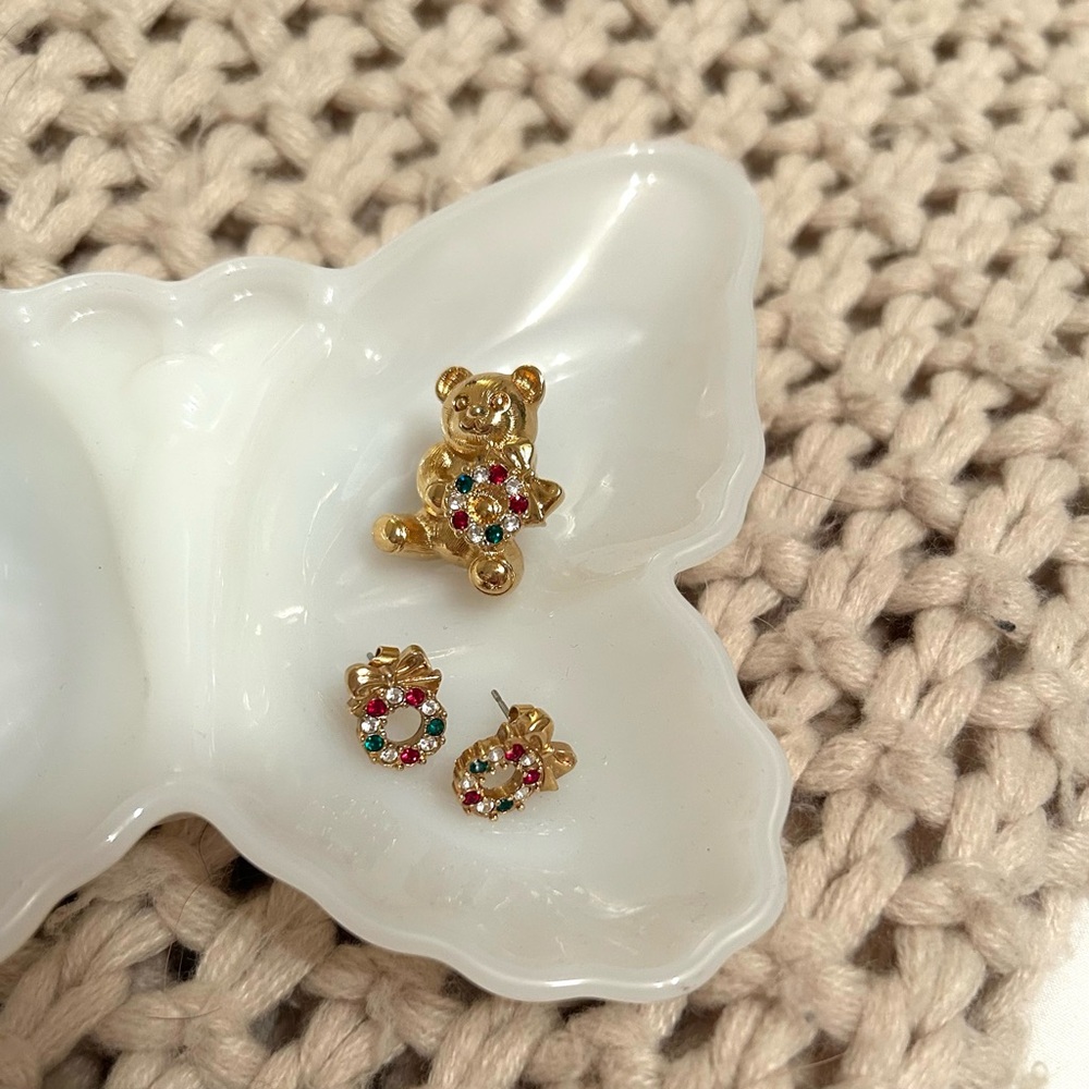 Vintage 1980s Gold-tone Christmas Teddy Bear & Wreath Pin w/ matching Earrings